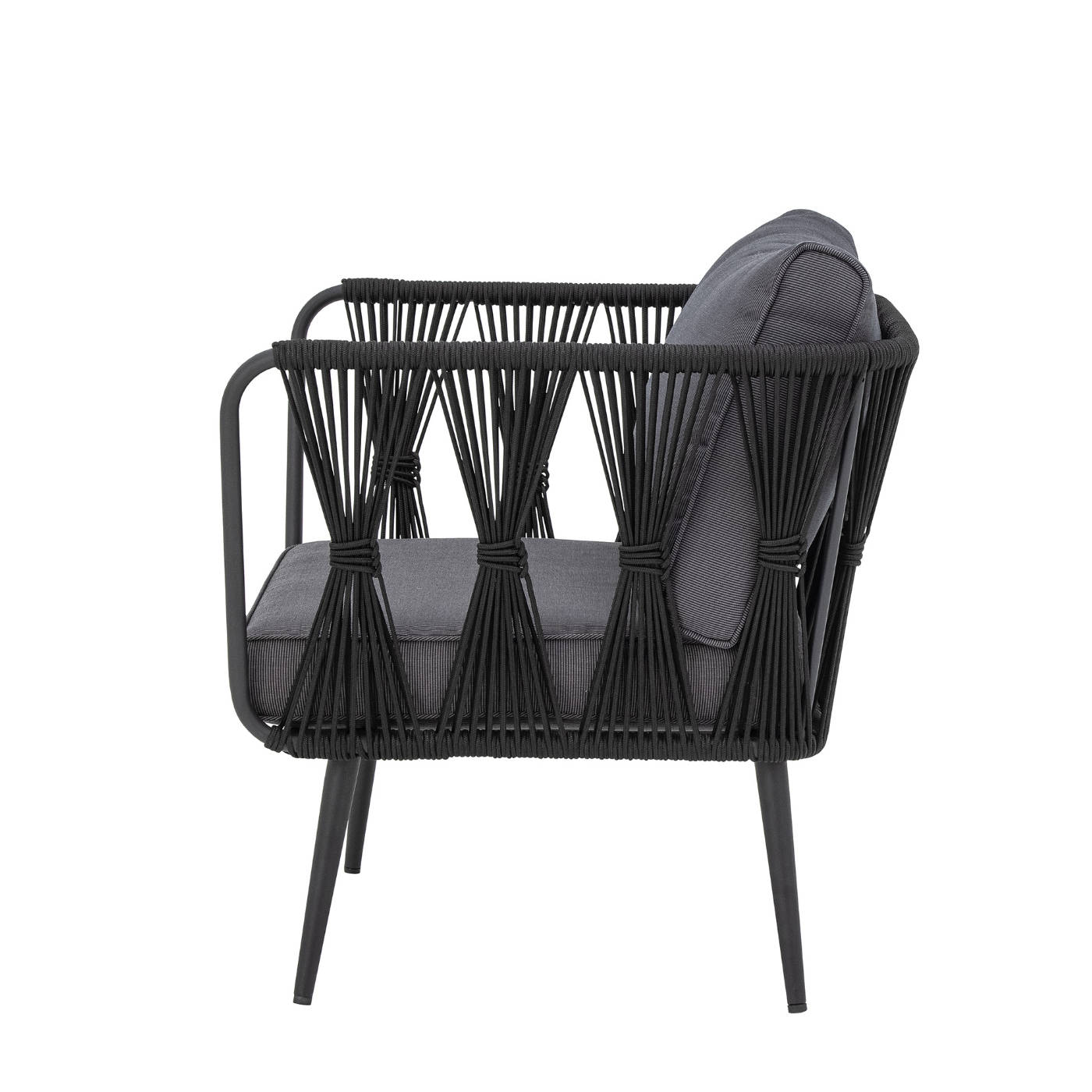 Bloomingville Pavone Lounge Chair, Black è realizzato in metallo nero verniciato a polvere con una corda di poliestere nera intrecciata a mano sul telaio.