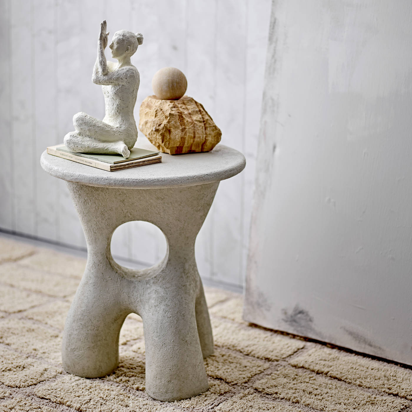 Bloomingville Amiee Tavolino Bianco è realizzato in poliresina in una bella forma organica, che conferisce al tavolino un aspetto sbalorditivo e scultoreo.