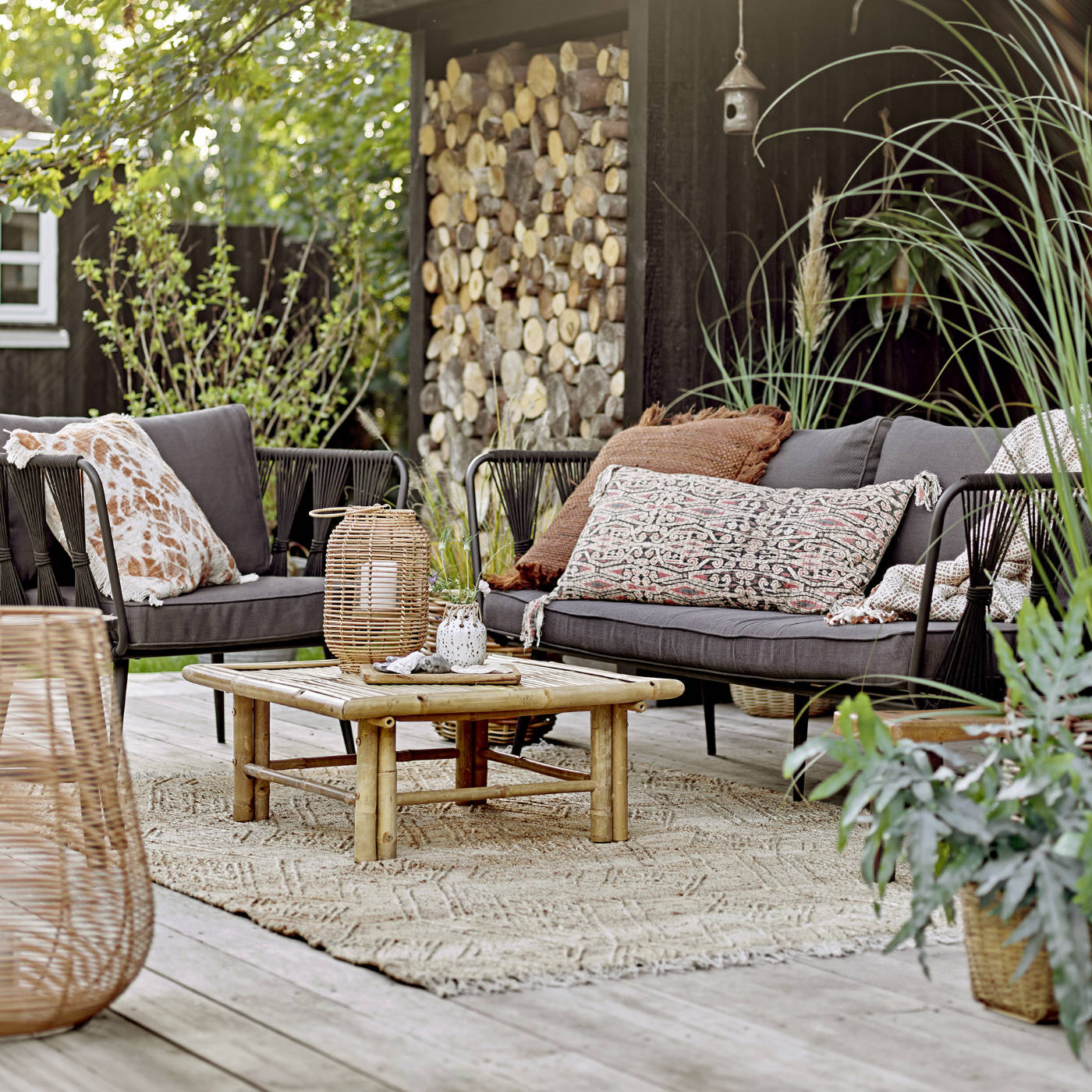 Bloomingville Pavone Lounge Chair, Black è realizzato in metallo nero verniciato a polvere con una corda di poliestere nera intrecciata a mano sul telaio.