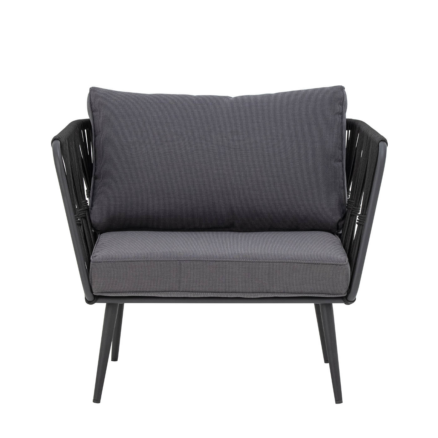 Bloomingville Pavone Lounge Chair, Black è realizzato in metallo nero verniciato a polvere con una corda di poliestere nera intrecciata a mano sul telaio.
