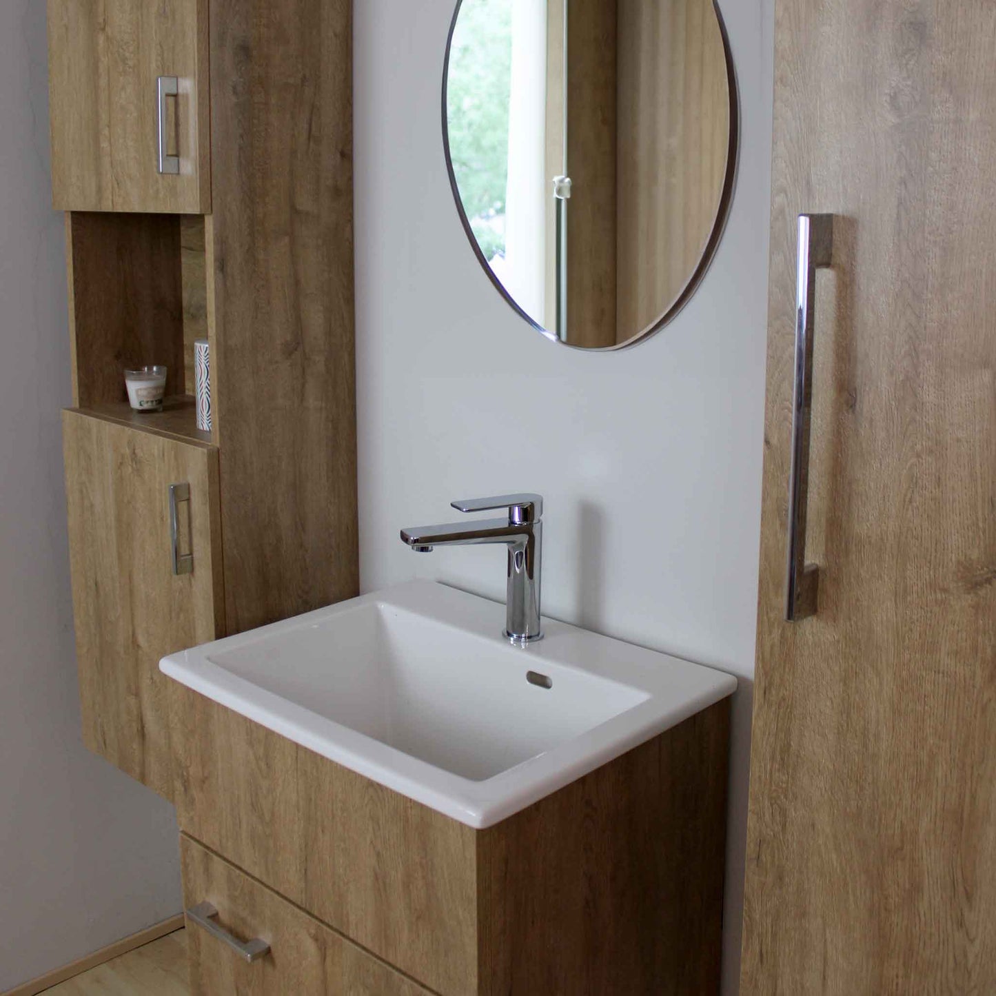 Mobile in melaminico spessore 18 mm con ante e piedini, predisposto per installazione lavatoio in ceramica Rio 50x40. Disponibile in 4 finiture
