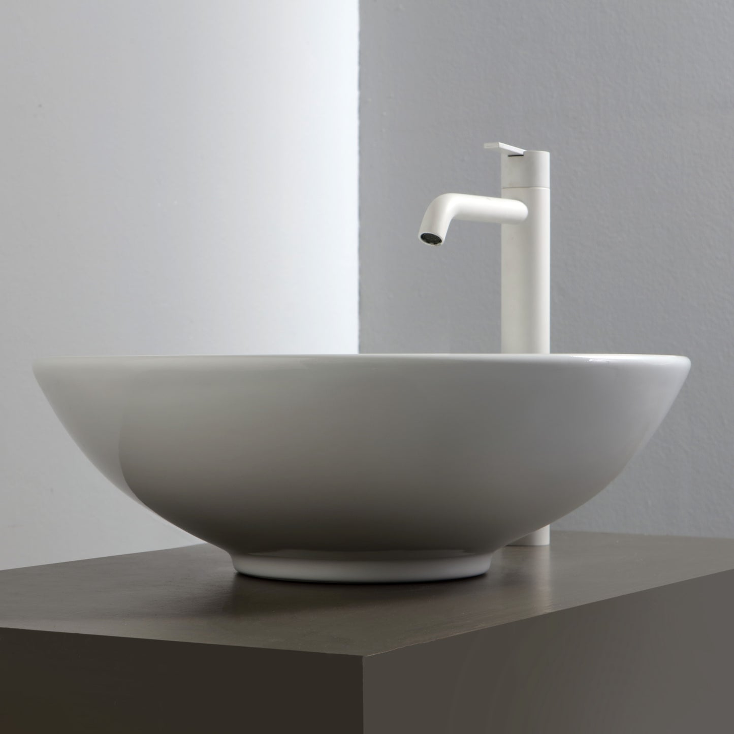 White ceramic lavabo DImp