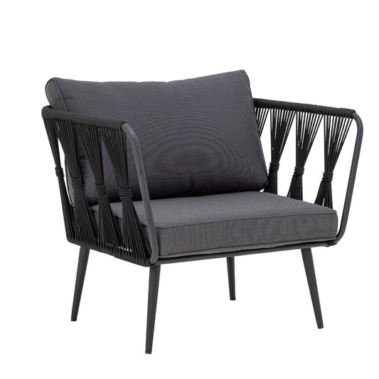 Bloomingville Pavone Lounge Chair, Black è realizzato in metallo nero verniciato a polvere con una corda di poliestere nera intrecciata a mano sul telaio.